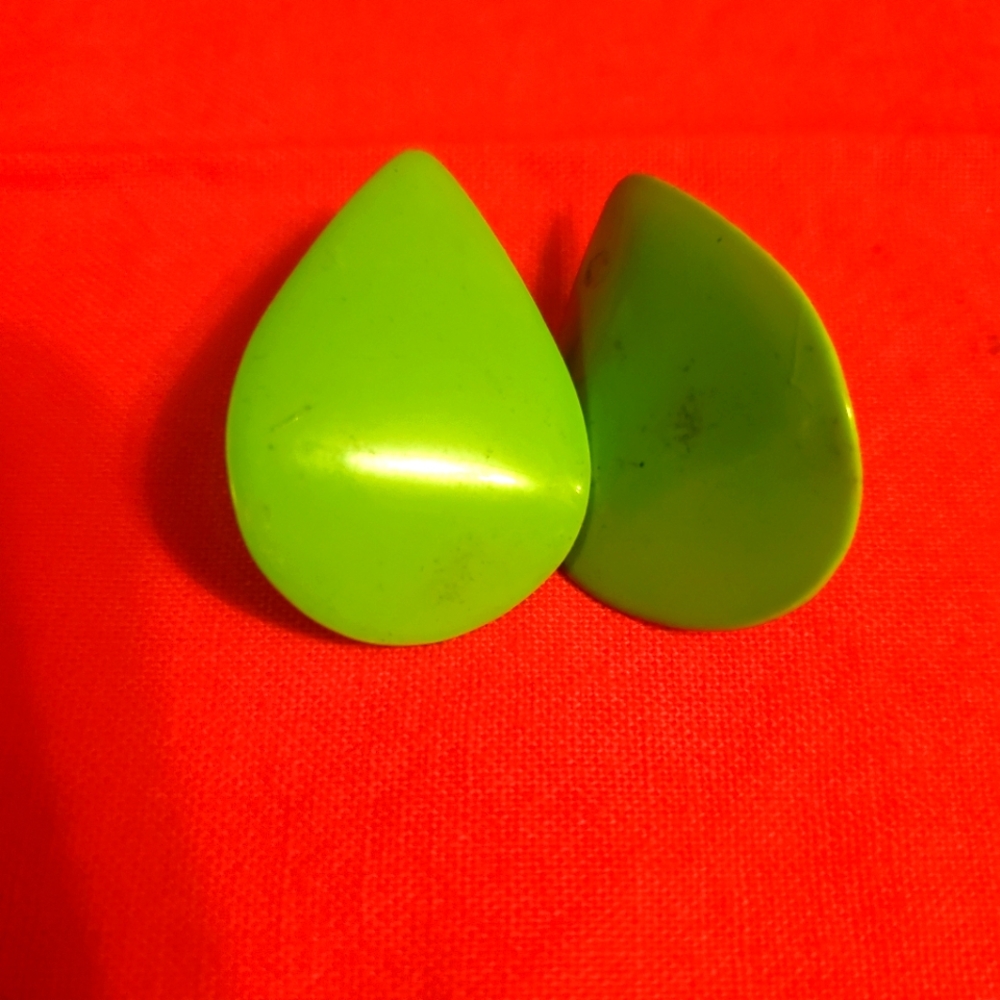 '80's Vintage Green Tear Drop Shaped Earrings